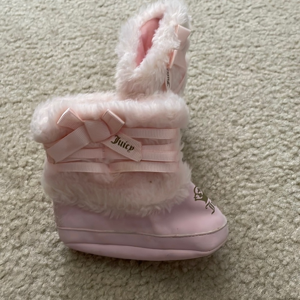 Juicy size 4 Faux fur booties